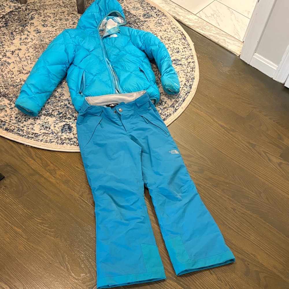 The North Face Girls’ Snowsuit set— Jacket and pants sz 10-12